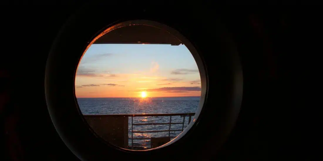 Vue mer depuis le hublot d'un bateau de croisière