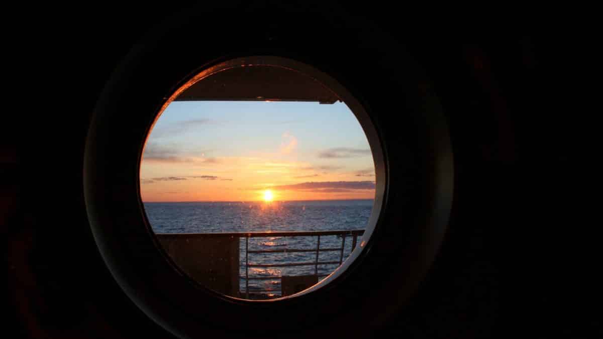 Vue mer depuis le hublot d'un bateau de croisière