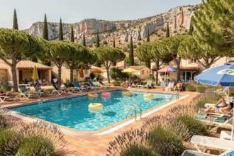 Vue panoramique d'un camping avec piscine en Provence-Alpes-Côte d'Azur entouré de collines et de végétation méditerranéenne