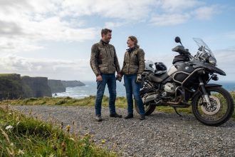 Couple en moto sur une route côtière sauvage