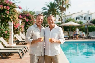 Couple souriant au bord de la piscine en Espagne