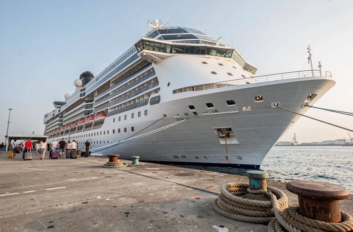 Paquebot de croisière géant amarré au port de Venise avec passagers embarquant sur la passerelle au lever du jour