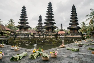 Vue grand angle des tours meru du temple Taman Ayun à Bali, entourées de douves et de murs en pierre volcanique